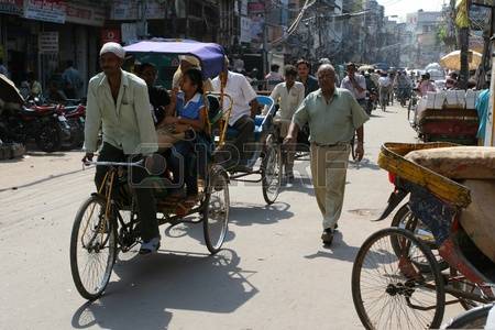 10912080-delhi-india-6-settembre-ciclo-riscio-e-folle-di-persone-nelle-strade-di-delhi-6-settembre-2008-a-delhi-